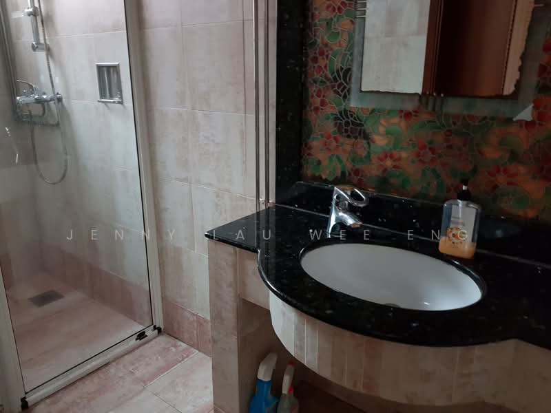 Wilkie 48, 48 Wilkie Road, 2 Bedrooms, 850 sqft, Condominium For Rent, by Jenny Lau Wee Eng, 21165975 - Master bath - PropertyGuru.com.sg