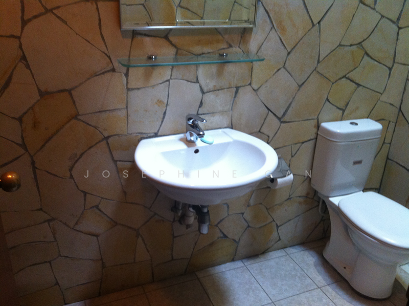 143 Neil Road, 143 Neil Road, 1 Bedroom, 1,772 sqft, Conservation House For Rent, by Josephine Gan, 21166455 - Lvl One bathroom - PropertyGuru.com.sg