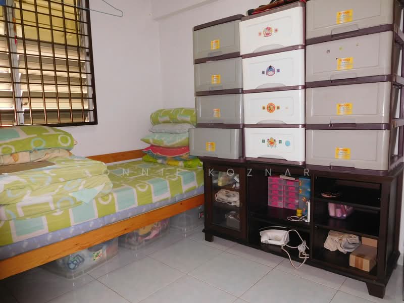 1 Lorong 7 Toa Payoh, 1 Lorong 7 Toa Payoh, 2 Bedrooms, 721 sqft, HDB Flat For Rent, by Connie Koznar, 21180462 - Common Bedroom - PropertyGuru.com.sg