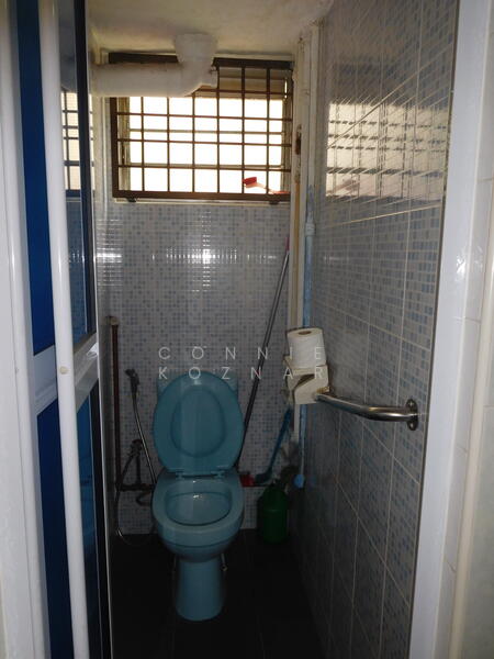 1 Lorong 7 Toa Payoh, 1 Lorong 7 Toa Payoh, 2 Bedrooms, 721 sqft, HDB Flat For Rent, by Connie Koznar, 21180462 - Toilet - PropertyGuru.com.sg