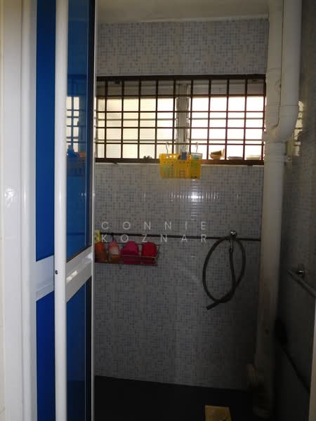 1 Lorong 7 Toa Payoh, 1 Lorong 7 Toa Payoh, 2 Bedrooms, 721 sqft, HDB Flat For Rent, by Connie Koznar, 21180462 - Bathroom - PropertyGuru.com.sg