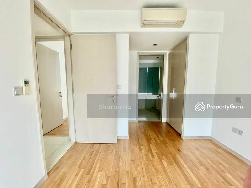 Aaster bedroom with 2 wardrobes