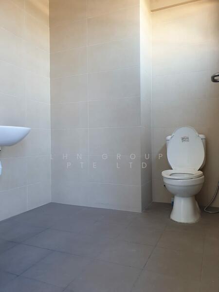 Space@Tampines, 18 Tampines Industrial Crescent, 2,441 sqft, Light Industrial (B1) For Rent, by LHN Group Pte Ltd, 21197946 - Attached washroom - CommercialGuru.com.sg