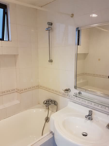Tanglin Park, 1B Ridley Park, 3 Bedrooms, 1,485 sqft, Condominium For Rent, by Daniel Lye, 21248237 - Master bedroom toilet - PropertyGuru.com.sg