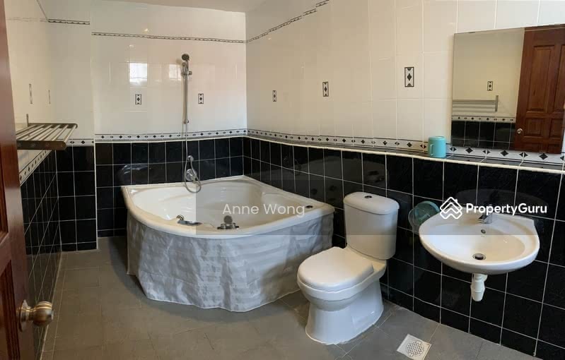 Level 2 - Master rm bathroom