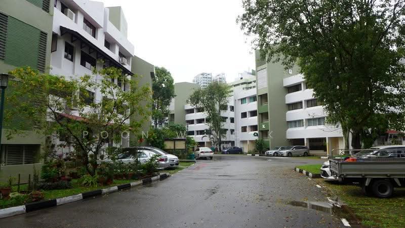 Pine Grove, 1M Pine Grove, Clementi Park / Upper Bukit Timah, 4 Bedrooms, 1,930 sqft, Condominium For Rent, by Poon Wing Kee, 21267987 - Lovely Ground along Walk-Up Maisonette units - PropertyGuru.com.sg