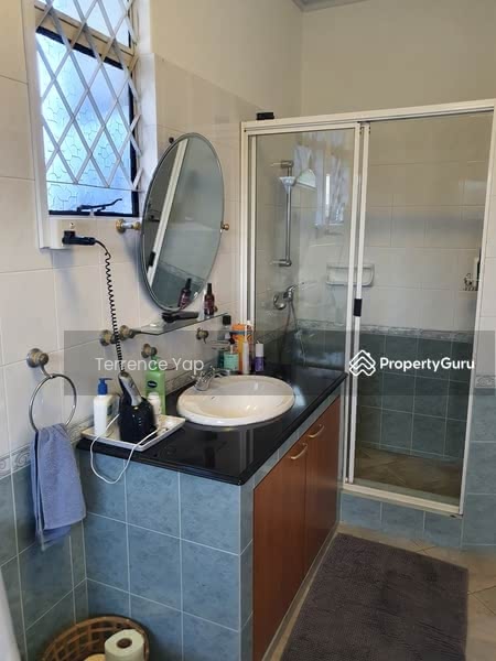 MASTER BATHROOM WITH EXTRA SHOWER STALL