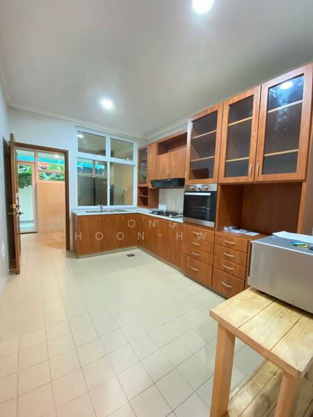 Woodlands, Oakwood Grove, 4 Bedrooms, 3,519 sqft, Terraced House For Sale, by Ong Choon-Hwa (John), 21281555 - Kitchen (foreground) and wash area and backyard (beyond) - PropertyGuru.com.sg