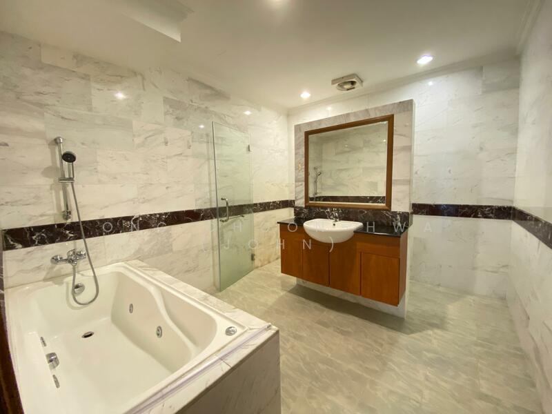 Woodlands, Oakwood Grove, 4 Bedrooms, 3,519 sqft, Terraced House For Sale, by Ong Choon-Hwa (John), 21281555 - Marble wall bathroom - PropertyGuru.com.sg