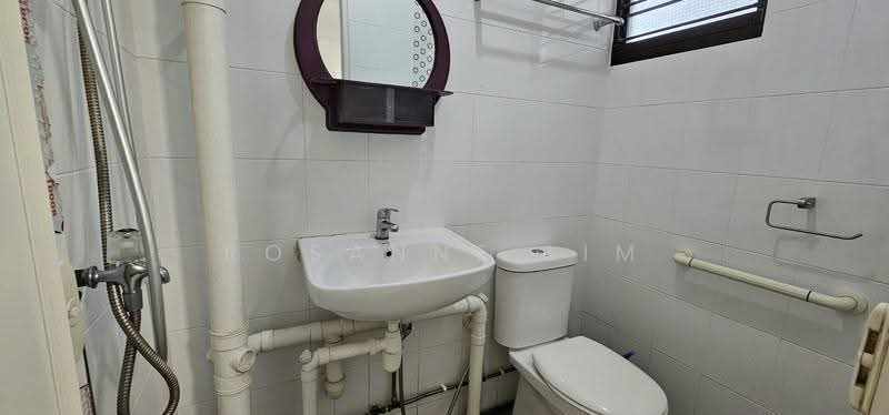 375 Clementi Avenue 4, 375 Clementi Avenue 4, Buona Vista / West Coast / Clementi New Town, 2 Bedrooms, 775 sqft, HDB Flat For Rent, by Rosanne Lim, 21302107 - Master Bathroom - PropertyGuru.com.sg