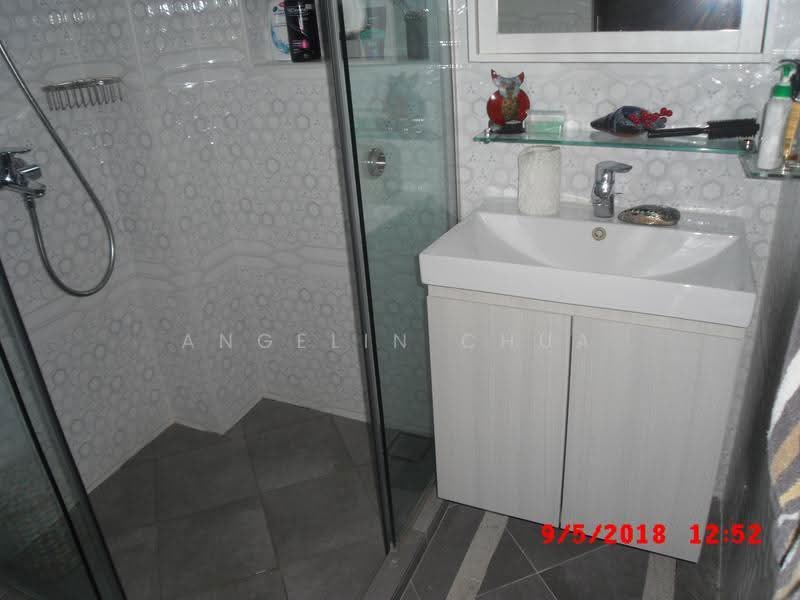 Corner Terrace, Kismis Avenue, Clementi Park / Upper Bukit Timah, 4 Bedrooms, 2,850 sqft, Corner Terrace For Rent, by Angelin Chua, 21302130 - Modern bathrooms - PropertyGuru.com.sg