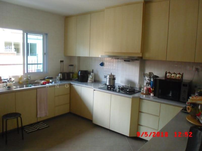 Corner Terrace, Kismis Avenue, Clementi Park / Upper Bukit Timah, 4 Bedrooms, 2,850 sqft, Corner Terrace For Rent, by Angelin Chua, 21302130 - Spacious airy and bright kitchen , fully equipped with appliances. - PropertyGuru.com.sg