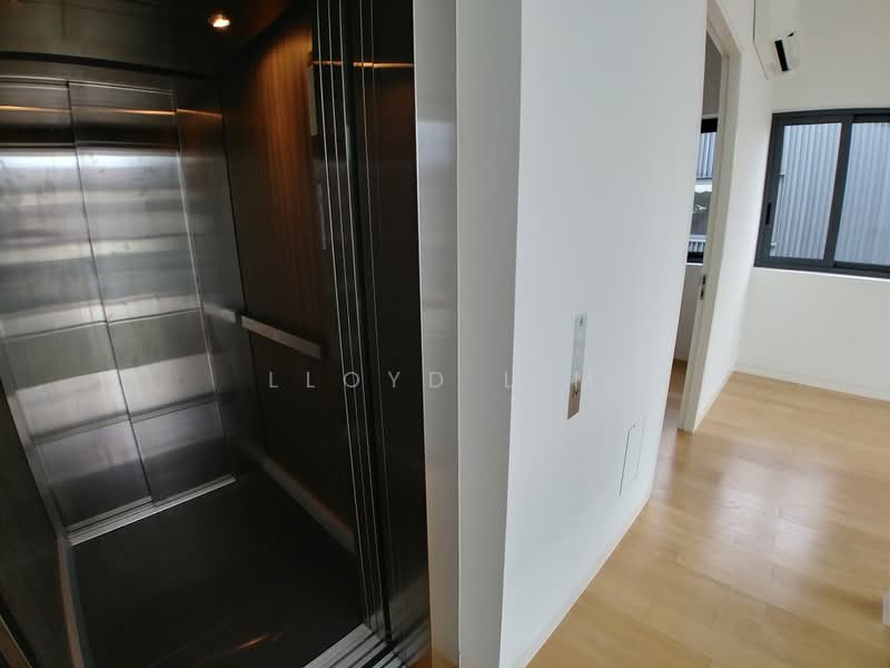 Victoria Park Villas, 81 Victoria Park Grove, 5 Bedrooms, 4,200 sqft, Semi-Detached House For Rent, by Lloyd Lim, 21310326 - Private lift to all levels. - PropertyGuru.com.sg