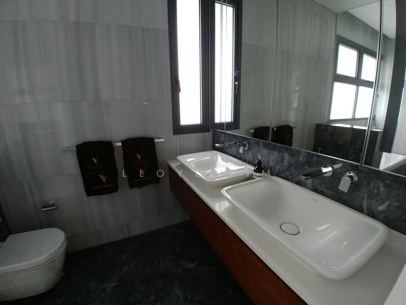 Victoria Park Villas, 81 Victoria Park Grove, 5 Bedrooms, 4,200 sqft, Semi-Detached House For Rent, by Lloyd Lim, 21310326 - Elegant bathroom. - PropertyGuru.com.sg