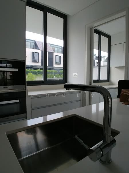 Victoria Park Villas, 81 Victoria Park Grove, 5 Bedrooms, 4,200 sqft, Semi-Detached House For Rent, by Lloyd Lim, 21310326 - Fully Equipped kitchen Modern kitchen. - PropertyGuru.com.sg