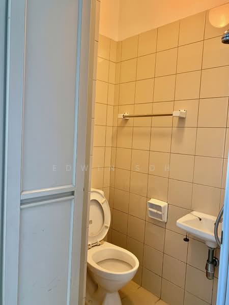River Place, 60 Havelock Road, 3 Bedrooms, 1,302 sqft, Condominium For Rent, by Edwin Soh, 21318674 - HELPER'S TOILET - PropertyGuru.com.sg
