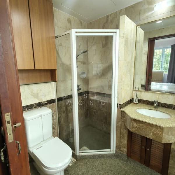 Regency Lodge, 17 Shanghai Road, Tanglin / Holland / Bukit Timah, 5 Bedrooms, 1,291 sqft, Apartment For Rent, by Sebastian Wong, 21322863 - Bathroom - PropertyGuru.com.sg