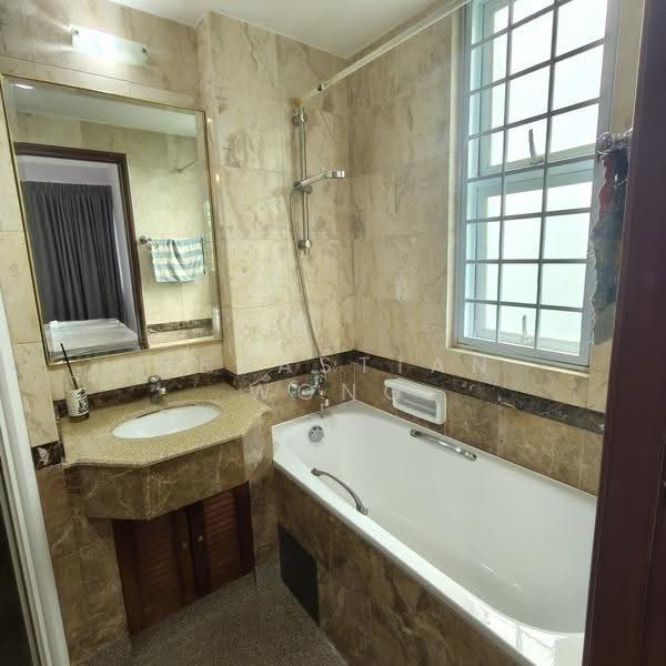 Regency Lodge, 17 Shanghai Road, Tanglin / Holland / Bukit Timah, 5 Bedrooms, 1,291 sqft, Apartment For Rent, by Sebastian Wong, 21322863 - Bathroom - PropertyGuru.com.sg