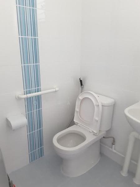 130 Yishun Street 11, 130 Yishun Street 11, Sembawang / Yishun, 2 Bedrooms, 796 sqft, HDB Flat For Rent, by Koo Kam Yin, 21331616 - Nicely upgraded Bathroom - PropertyGuru.com.sg