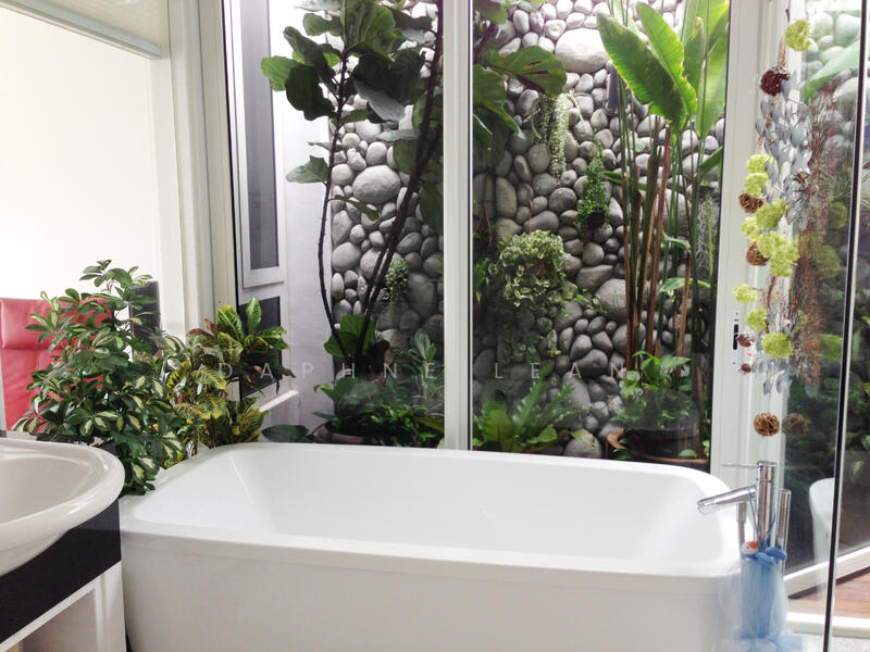 Master Suite Bathroom (2nd Level)