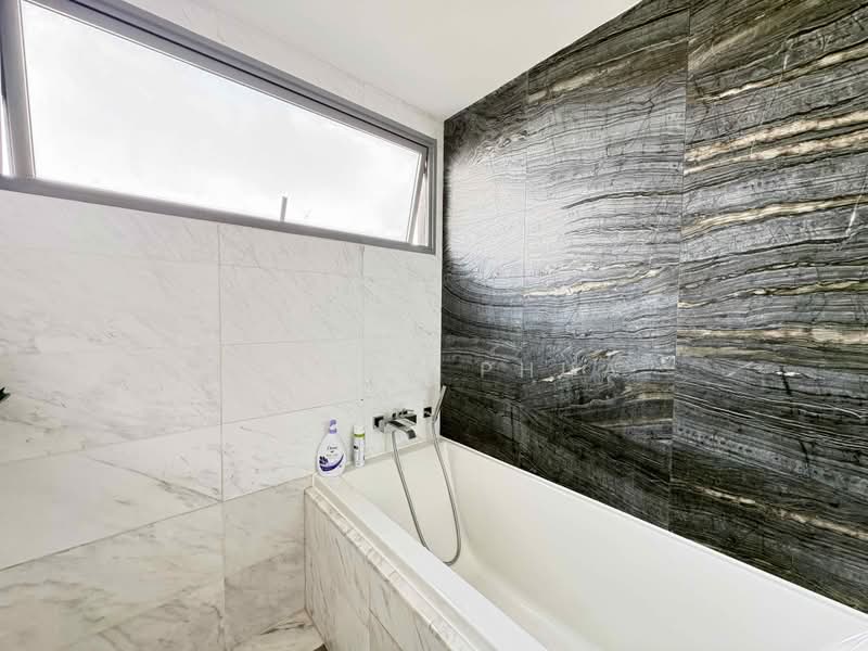 Vista Residences, 26 Jalan Datoh, 5 Bedrooms, 2,293 sqft, Condominium For Sale, by Eirene Phua, 21366338 - Level 2: Master Bath - PropertyGuru.com.sg