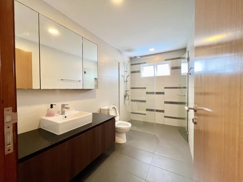 Garden View Estate, Conway Circle, Hougang / Punggol / Sengkang, 5 Bedrooms, 3,788 sqft, Semi-Detached House For Rent, by Roy Low, 21381463 - Bathroom - PropertyGuru.com.sg