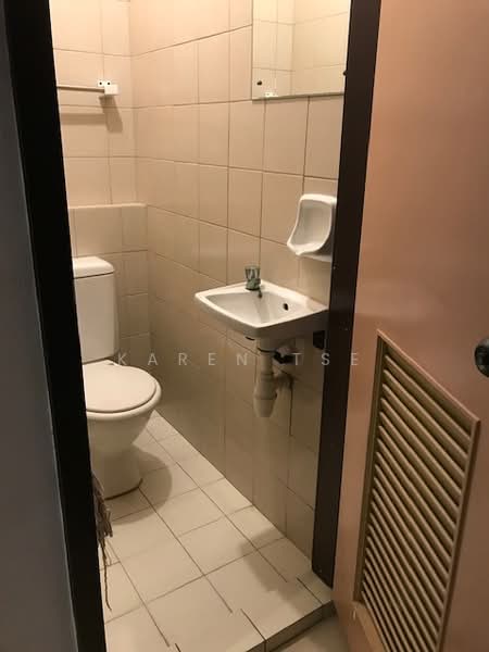 Regent Heights, 52 Bukit Batok East Avenue 5, 2 Bedrooms, 1,023 sqft, Condominium For Rent, by Karen Tse, 21388205 - Maid's bathroom - PropertyGuru.com.sg