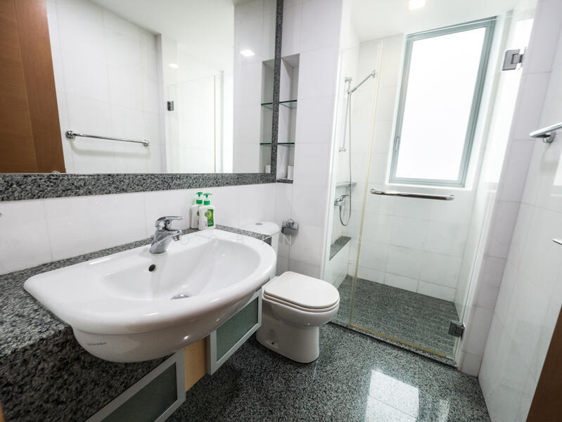 Common Bathroom (Ensuite with Common Bedroom 1)