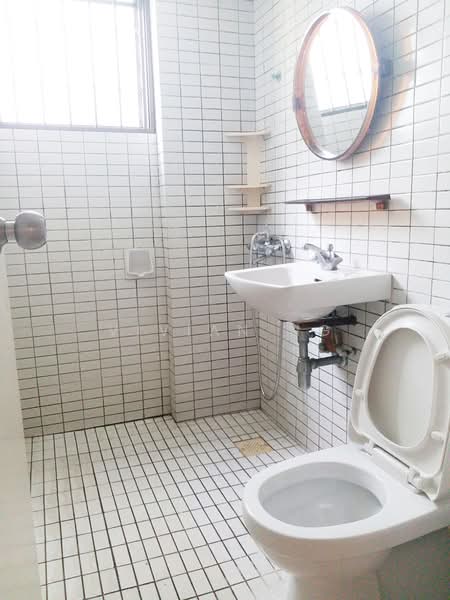 Pine Grove, 1A Pine Grove, 2 Bedrooms, 1,250 sqft, Condominium For Rent, by Vivian Ng, 21391618 - Common toilet - PropertyGuru.com.sg