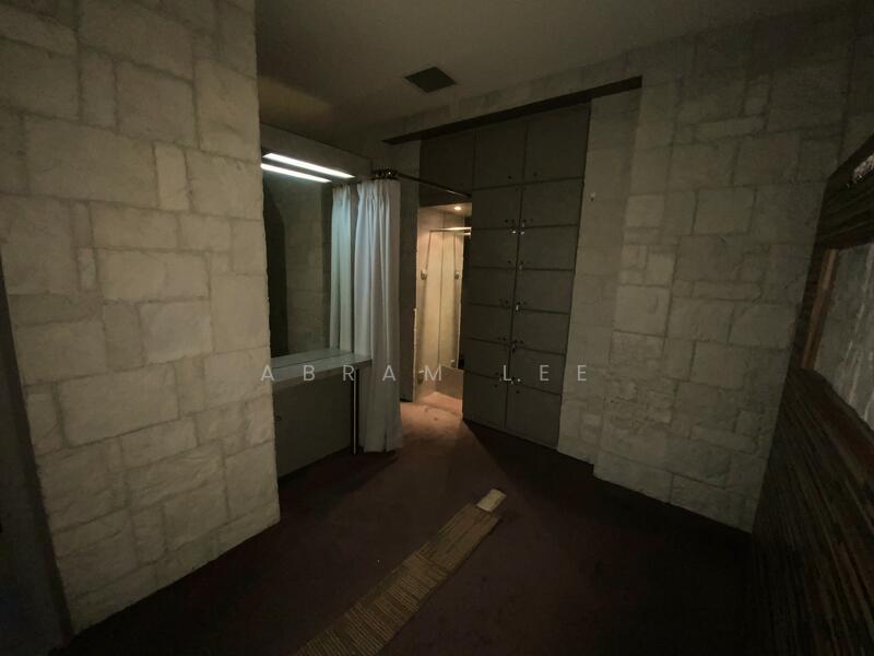 Excelsior Hotel, 5 Coleman Street, City Hall / Clarke Quay, 484 sqft, Mall Shop For Rent, by Abram Lee, 21395161 - Changing room and dress up table - CommercialGuru.com.sg