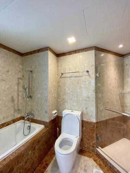 The Springbloom, 145 Serangoon Avenue 3, Hougang / Punggol / Sengkang, 2 Bedrooms, 1,119 sqft, Condominium For Rent, by Eirene Phua, 21406537 - Master bathroom with long bath tub - PropertyGuru.com.sg