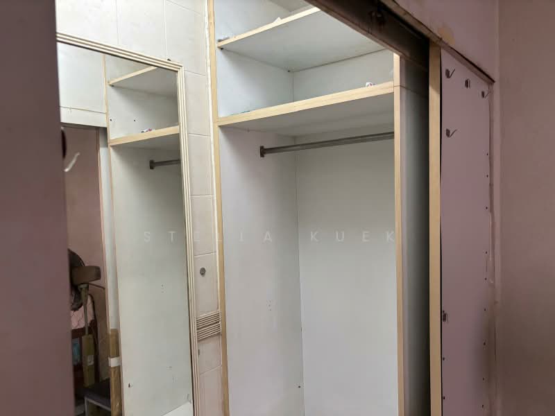 10 Toh Yi Drive, 10 Toh Yi Drive, Room Rental, 215 sqft, HDB Flat For Rent, by Stella Kuek, 21437803 - Right Side Built-in Wardrobe With Big Mirror - PropertyGuru.com.sg