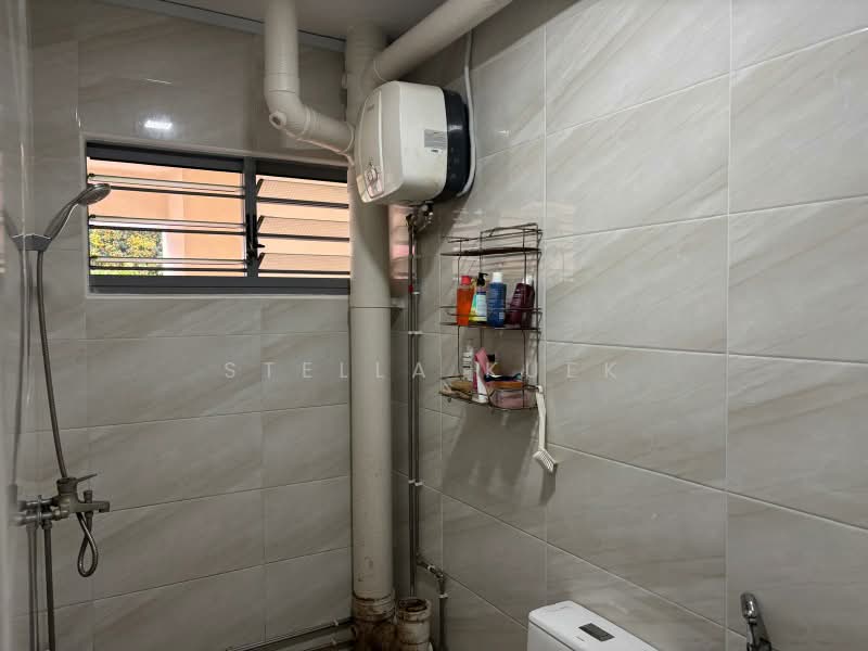 10 Toh Yi Drive, 10 Toh Yi Drive, Room Rental, 215 sqft, HDB Flat For Rent, by Stella Kuek, 21437803 - Common Toilet With Tank Water Heater - PropertyGuru.com.sg