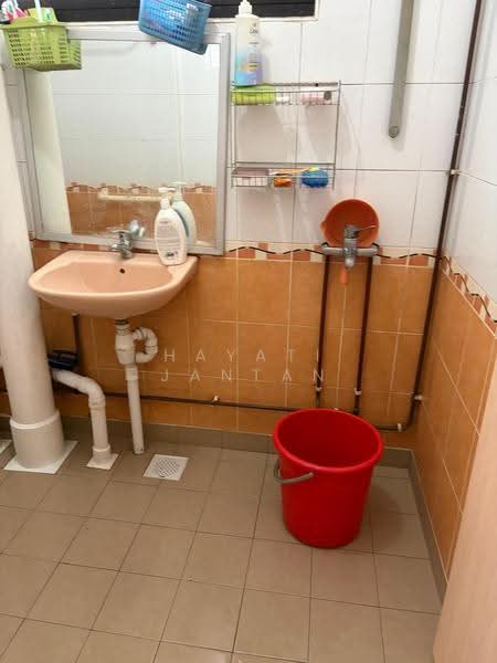 328 Jurong East Street 31, 328 Jurong East Street 31, Boon Lay / Jurong / Tuas, 3 Bedrooms, 1,442 sqft, HDB Flat For Rent, by Hayati Jantan, 21437905 - Bathroom - PropertyGuru.com.sg
