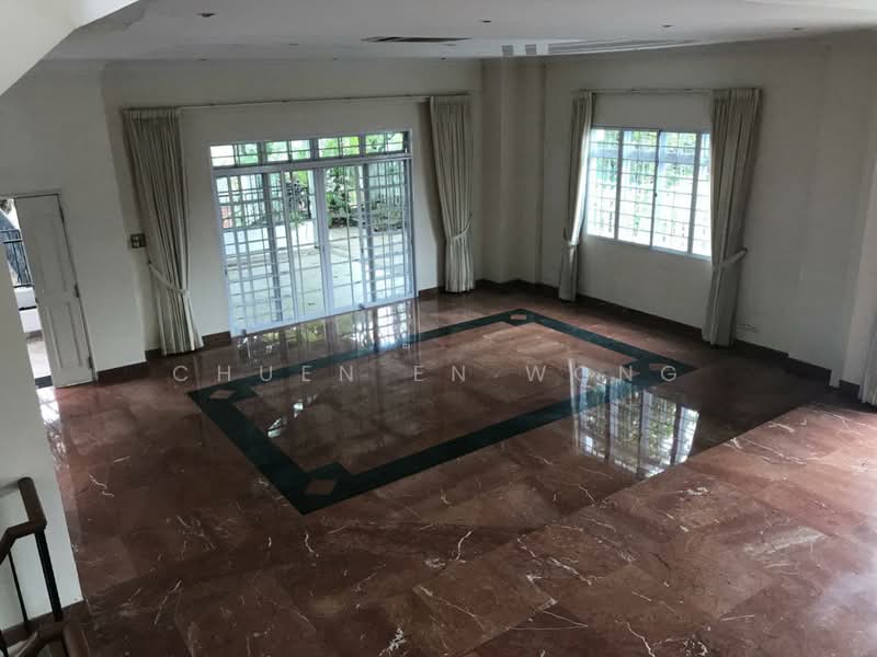 Huge Bungalow in Braddel with attic and basement, Cotswold close, 6 Bedrooms, 5,625 sqft, Bungalow House For Rent, by Chuen En Wong, 21438321 - PropertyGuru.com.sg