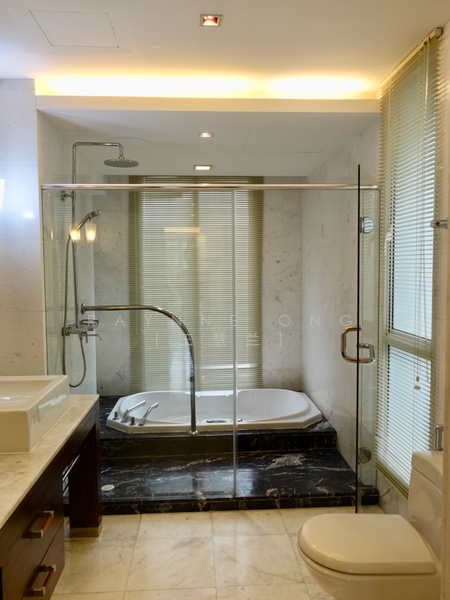 7 Greenwood Crescent 286958, 1km to RGPS, 5 Bedrooms, 4,500 sqft, Corner Terrace For Rent, by Raynne Ong, 21440505 - MASTER BATH WITH JACUZZI - PropertyGuru.com.sg
