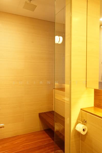 Hilltops, 99 Cairnhill Circle, 2 Bedrooms, 1,249 sqft, Condominium For Rent, by Juliann Teo, 21463299 - Master Bathroom - PropertyGuru.com.sg