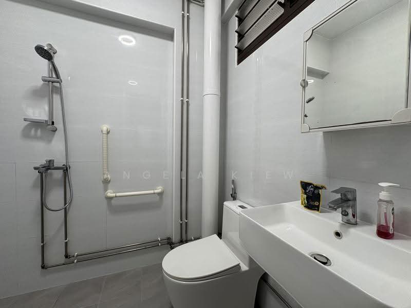 887A Tampines Street 81, 887A Tampines Street 81, Pasir Ris / Tampines, 2 Bedrooms, 1,119 sqft, HDB Flat For Rent, by Angela Kiew, 21474500 - Bathroom - PropertyGuru.com.sg