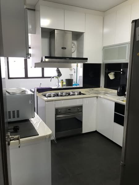 317 Sembawang Vista, 317 Sembawang Vista, 3 Bedrooms, 1,303 sqft, HDB Flat For Rent, by Kelly Tham, 21511899 - Kitchen with built-in oven, hood & hob - PropertyGuru.com.sg