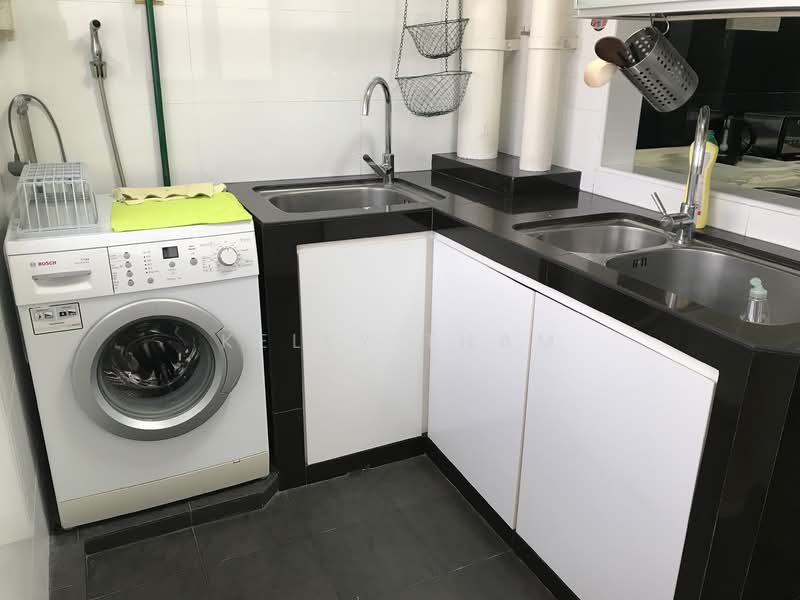 317 Sembawang Vista, 317 Sembawang Vista, 3 Bedrooms, 1,303 sqft, HDB Flat For Rent, by Kelly Tham, 21511899 - Kitchen - washer dryer washing machine - PropertyGuru.com.sg