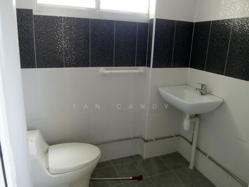 58 Dakota Crescent, 58 Dakota Crescent, Eunos / Geylang / Paya Lebar, 2 Bedrooms, 797 sqft, HDB Flat For Rent, by Candy Tan, 21528822 - Renovated Toilet - PropertyGuru.com.sg