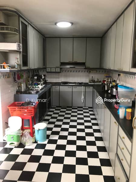 Fully fitted spacious kitchen 