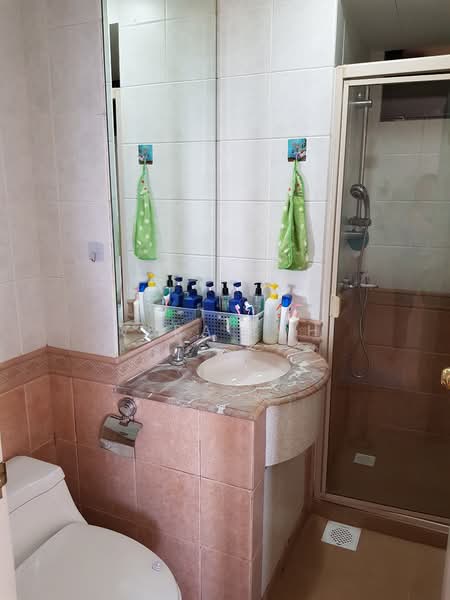 Seasons View, 5 Pemimpin Drive, 2 Bedrooms, 969 sqft, Condominium For Rent, by Vera Loh, 21540610 - Common BAthroom - PropertyGuru.com.sg