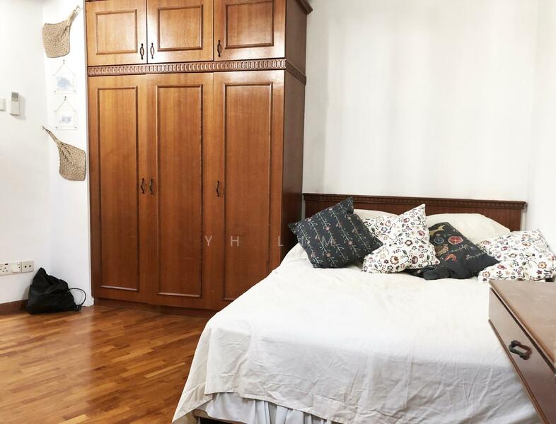 Gemmill Lane off Club St, Boat Quay / Raffles Place / Marina, 1 Bedroom, 420 sqft, Conservation House For Rent, by Yin Lim, 21561722 - Bedroom with queen size bed, built-in wardrobe, dresser, etc. - PropertyGuru.com.sg