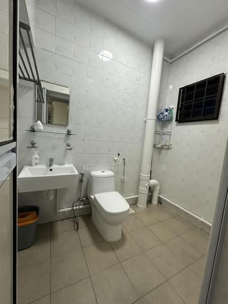 122C Sengkang East Way, 122C Sengkang East Way, Hougang / Punggol / Sengkang, 4 Bedrooms, 1,410 sqft, HDB Flat For Rent, by Connie Ng, 21562960 - Bathroom - PropertyGuru.com.sg