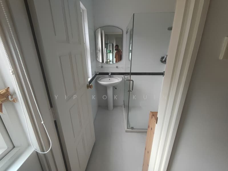 NICE BRIGHT SEMI DETACHED AT JLN KELAWAR, JALAN KELAWAR, 4 Bedrooms, 4,500 sqft, Semi-Detached House For Rent, by Yip Kok Kuin, 21588614 - other bedroom 1 attached bath - PropertyGuru.com.sg