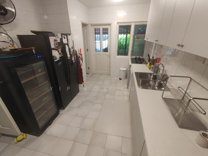 NICE BRIGHT SEMI DETACHED AT JLN KELAWAR, JALAN KELAWAR, 4 Bedrooms, 4,500 sqft, Semi-Detached House For Rent, by Yip Kok Kuin, 21588614 - kitchen - PropertyGuru.com.sg