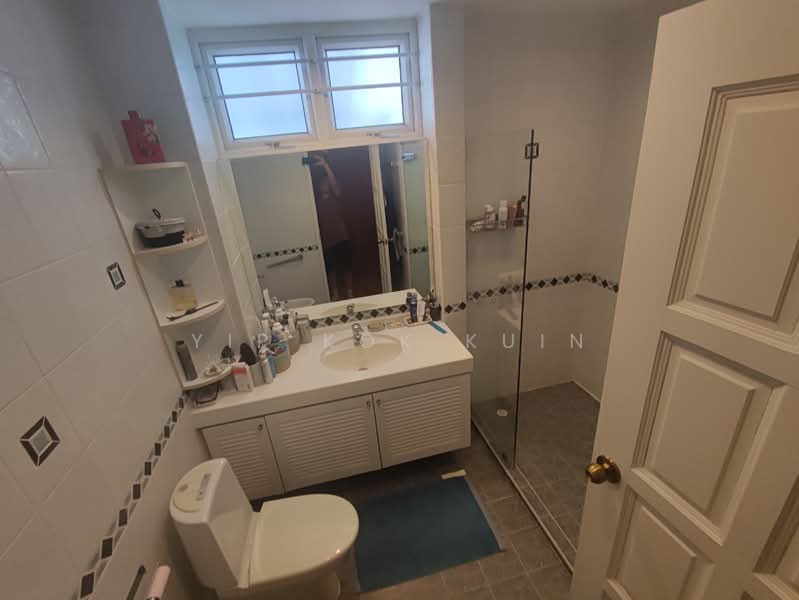 NICE BRIGHT SEMI DETACHED AT JLN KELAWAR, JALAN KELAWAR, 4 Bedrooms, 4,500 sqft, Semi-Detached House For Rent, by Yip Kok Kuin, 21588614 - master bath - PropertyGuru.com.sg