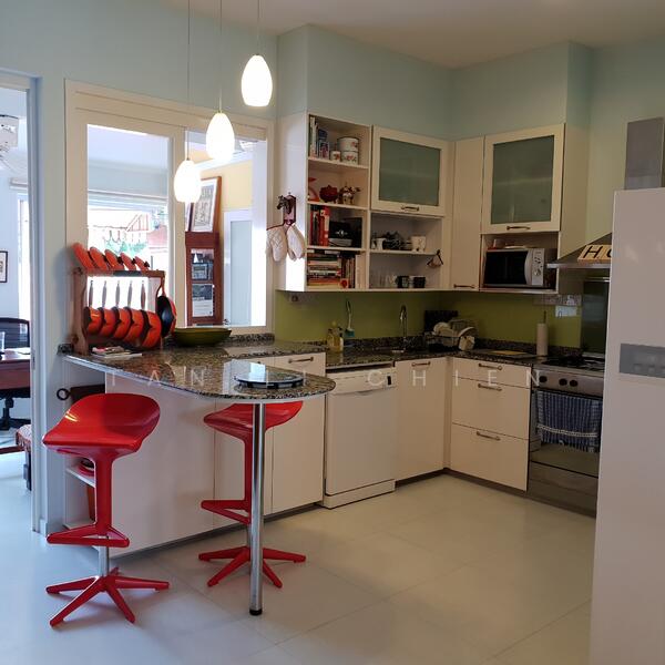 Well equipped & open concept kitchen. 