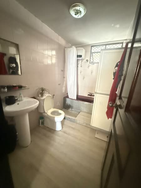 Bedok Court, 297 Bedok South Avenue 3, 3 Bedrooms, 2,411 sqft, Condominium For Rent, by Juliana Ang, 21618665 - Common Bathroom - PropertyGuru.com.sg